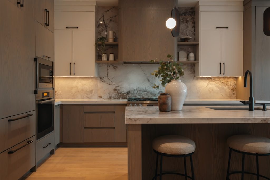 modern-kitchen-with-island-and-pendant-light-uswskz8nuxw